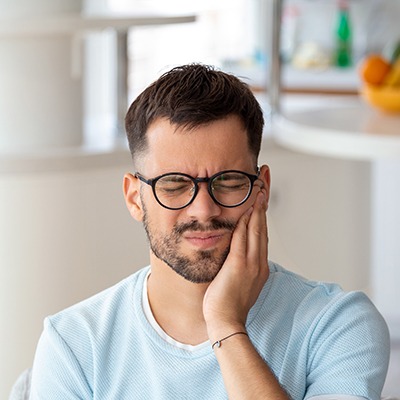 Man with toothache in need of emergency dentist in Rancho Bernardo